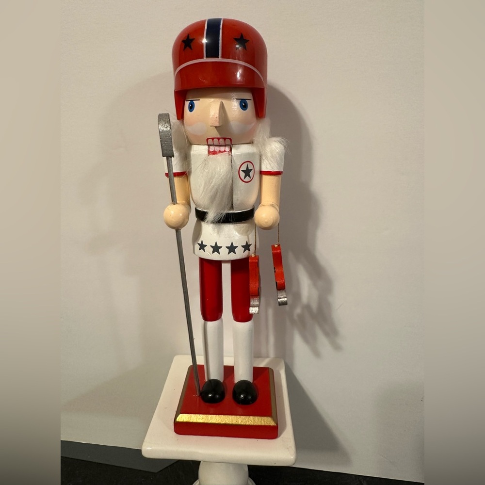 Hockey player 10 inches tall